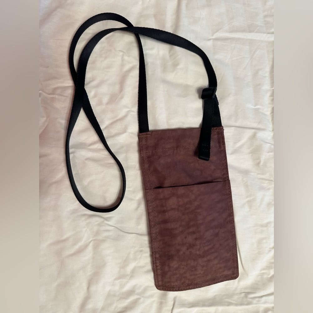 Baggu Recycled Nylon Crossbody Phone Carrier in Peppercorn color.